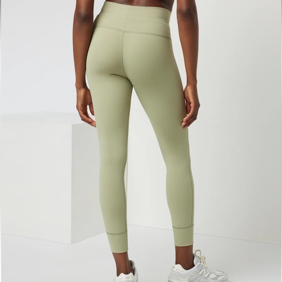 Vuori • Daily Leggings in Sprout - Picture 4 of 9